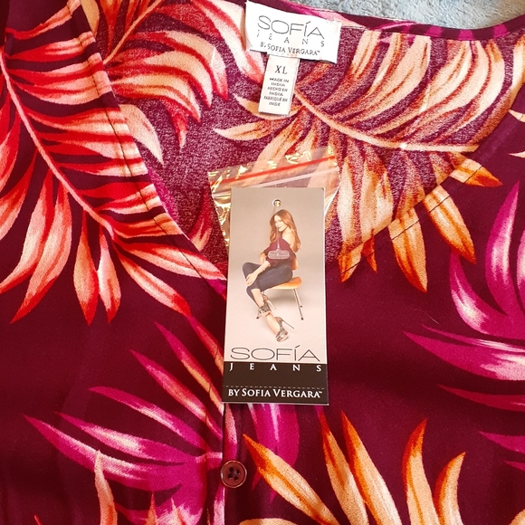 Sofia Vergara Floral Blouse. - Picture 2 of 6